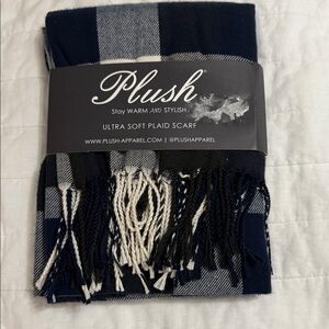 Plush Ultra-Soft Plaid Scarf in Navy and White